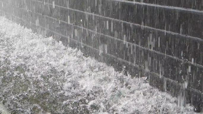 水墙雨点雨滴清新园林水滴飞溅雨水冲击围墙