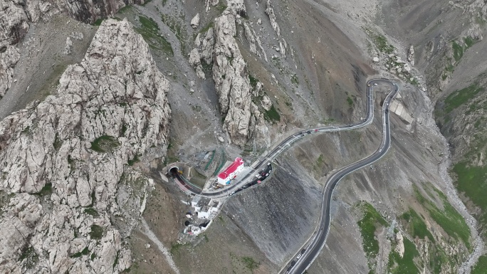 新疆独库公路铁力买提隧道航拍风景