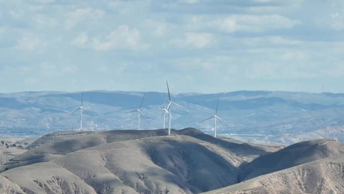 高原戈壁滩上的大风扇风力发电