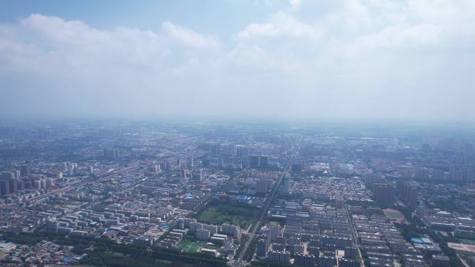 高空俯瞰雾气蒙蒙的小城市建设