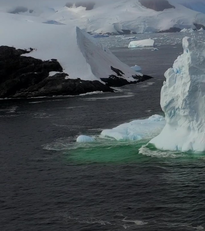 垂直视频全景图与冰，雪，冰山在南极海洋。