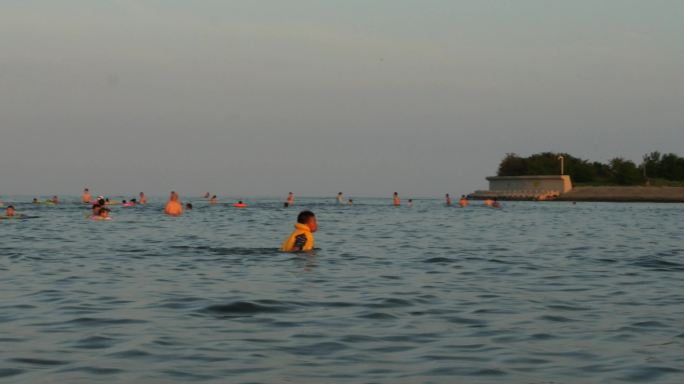 夏日海边度假游泳