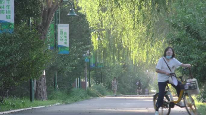 遛弯锻炼河边晨练早晨公园骑行骑车市民生活