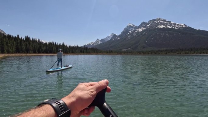 女子桨板(SUP)在山湖的POV