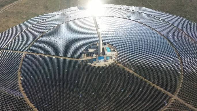 太阳下熔盐塔太阳能热电站的高角度航拍