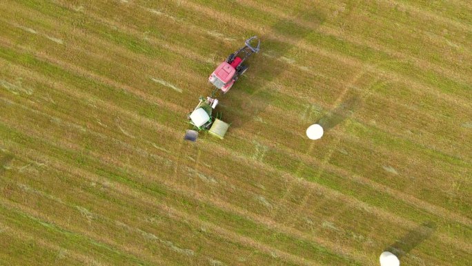 用农用拉伸拖车的拖拉机用农用包装薄膜包装用于青贮准备的圆捆干草