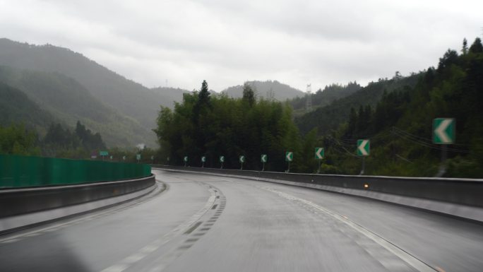 下雨天开车行驶在高速公路暴雨驾驶车辆交通