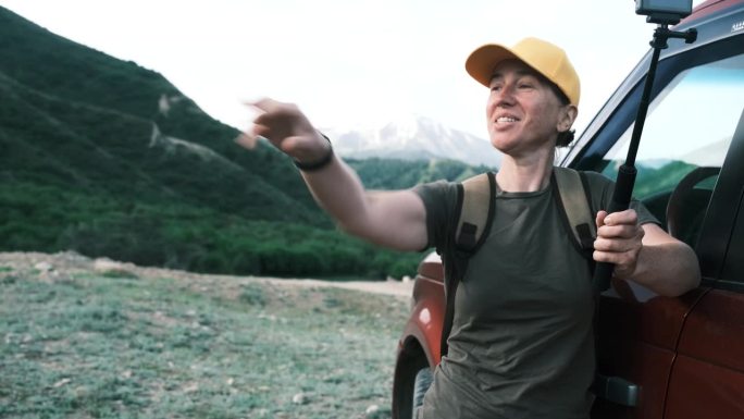 成熟的视频博主正在讲述她在山区的自驾游