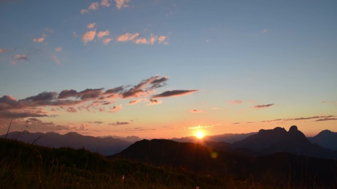 在艾森纳泽阿尔卑斯山脉的莱奥布纳山顶上的延时日落，在国家公园Gesäuse的rottenmantau
