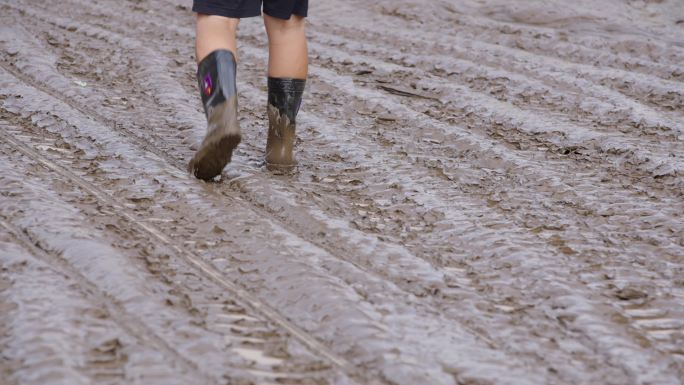 雨鞋走在泥泞的路面 土路