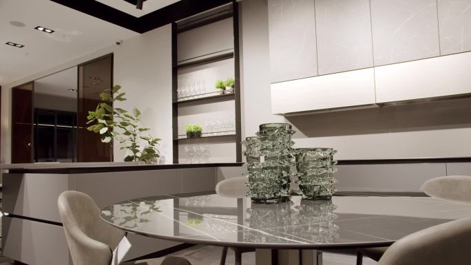 现代灰色和白色的厨房家具与大理石桌子。现代极简主义家居