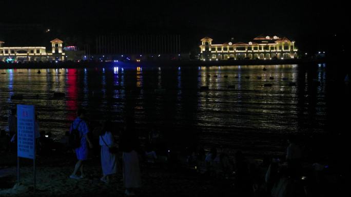 夜晚 海边游客
