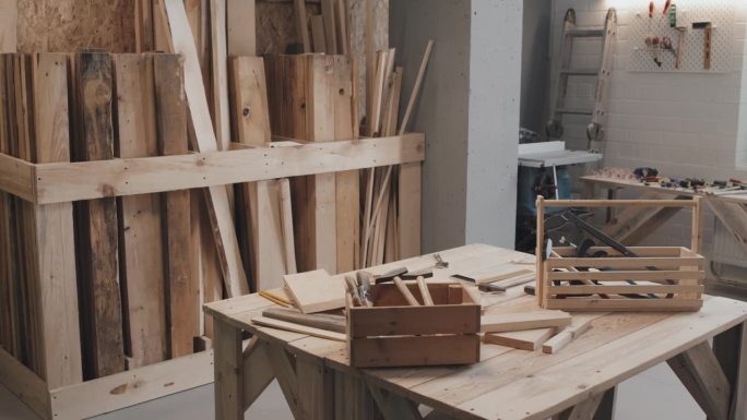 木工车间的木制室内，上面有桌子和工具