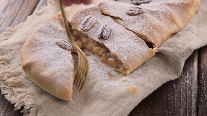 苹果馅饼。意大利北部特伦托的一种典型甜点。苹果，肉桂，坚果，酥皮，撒上糖粉。