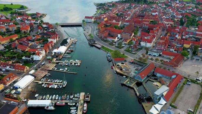 古老的丹麦小镇在Funen -无人机飞离小镇