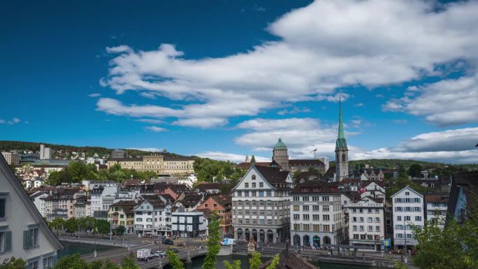 瑞士苏黎世市时间流逝。以上是市中心老城区的视角。前景是利马特河，桥上的交通灯，河上的山坡上有ETH和