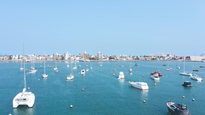 帆船港，海港多艘美丽的系泊帆船，现代化的水上交通，夏日度假，奢华的生活方式和财富理念