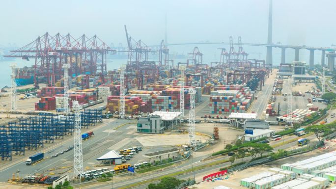 4K延时:航拍香港货柜船在码头商业港口的活动，以作商业物流、进出口航运或货运。