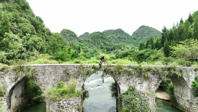 航拍安顺高荡村梭罗桥风光