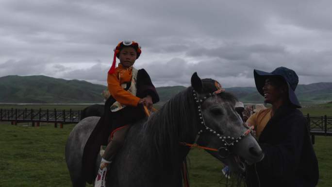 小骑手骑马  藏族题材  藏族素材