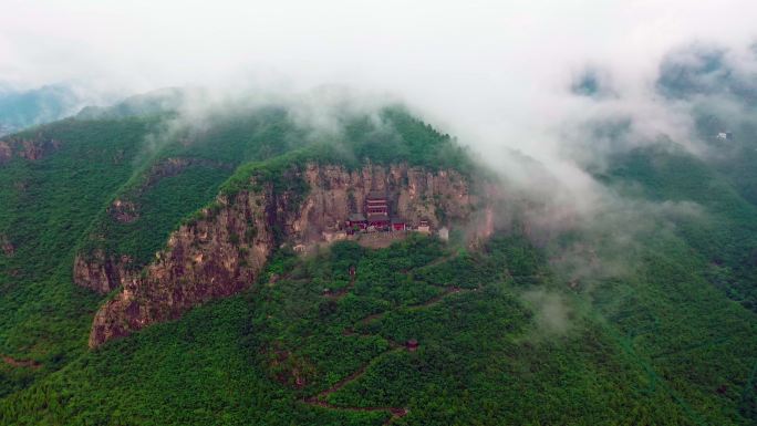 航拍依山而建的悬崖上的古老寺庙