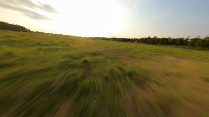 FPV拍摄黄昏在草原上贴地飞行