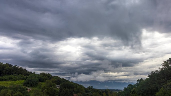 克罗地亚乡村的山丘上，暴风雨云的时间流逝