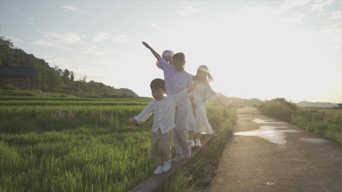 一群小孩田间逆光行走奔跑嬉戏阳光少年活力