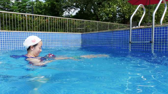 小男孩在游泳池游泳玩耍游泳亲子时光