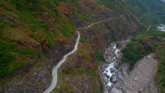 鸟瞰图四驱车行驶在蜿蜒的山路。在喜马拉雅山山脉冒险公路旅行。安纳普尔纳环行。独特的管理理念。