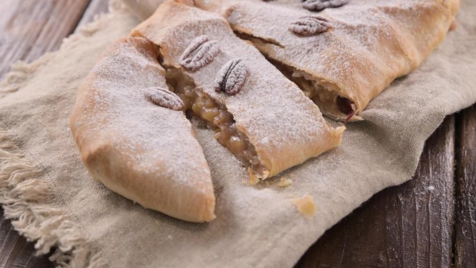 苹果馅饼。意大利北部特伦托的一种典型甜点。苹果，肉桂，坚果，酥皮，撒上糖粉。垂直的观点。