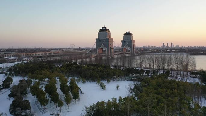 航拍扬州万福大桥冬季雪景车道河流