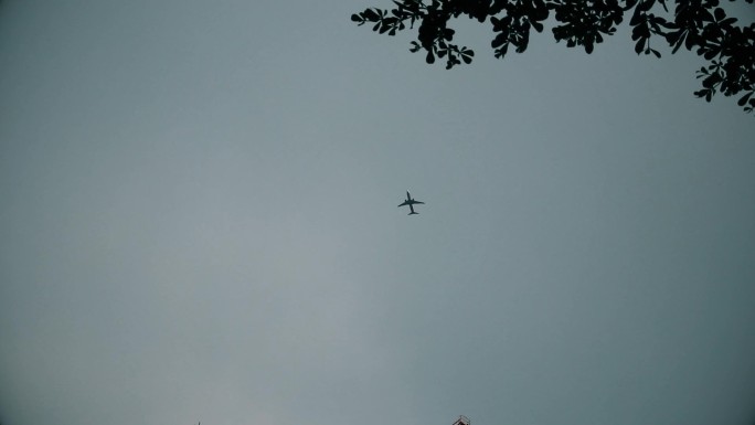 飞机飞过天空飞机经过工地建筑仰望云层