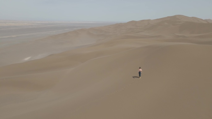 沙漠 人物 走动 女生 航拍