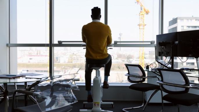 孤独的力量:CEO在豪华玻璃办公室里的反思与决策