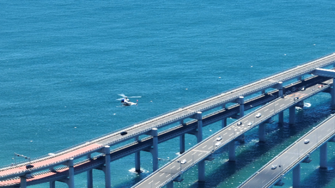 乘坐观光直升机飞过星海跨海大桥傅家庄海边