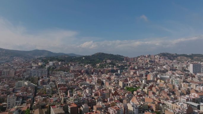 城市小区多层住宅鸟瞰图。背景是树木繁茂的小山。西班牙巴塞罗那