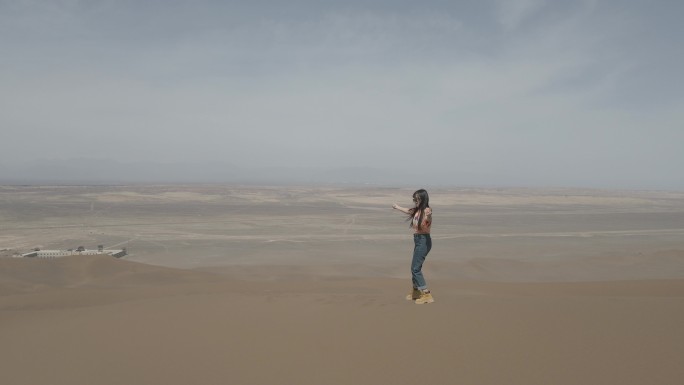 沙漠 人物 走动 航拍 黄沙