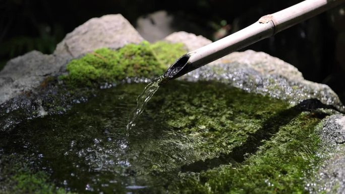 禅宗花园中的日本竹制喷泉Shishi-Odoshi特写