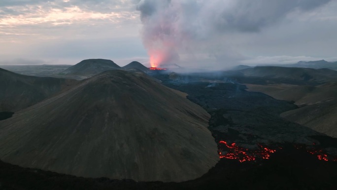 无人机拍摄的little - hurutur火山喷发画面。冰岛、Fagradalsfjall。鸟瞰火