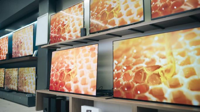百货公司电子产品区展示了一系列现代大电视。各种平板电视以完美的质量和4K分辨率传达现代性和技术进步