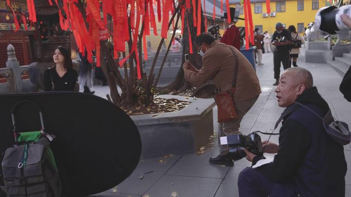 穿着古装的年轻人在古建筑内摄影