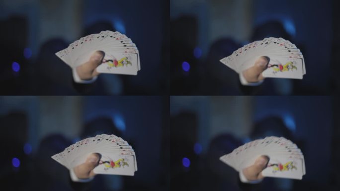 电影魔幻灯光拍摄的恶作剧者显示一个风扇的卡片，高清镜头。魔术师显示一副牌- 24 fps - Pro