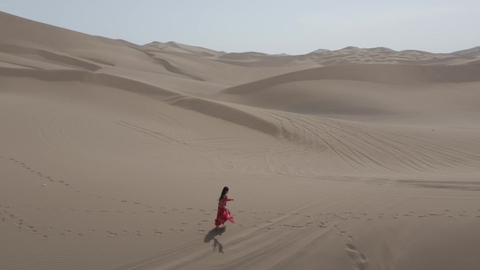 沙漠 人物 走动 航拍 黄沙