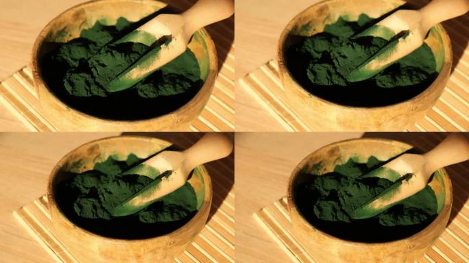 竹生态碗中的蓝绿藻、小球藻和螺旋藻粉。超级粉匙。排毒超级食品。藻类的天然补充