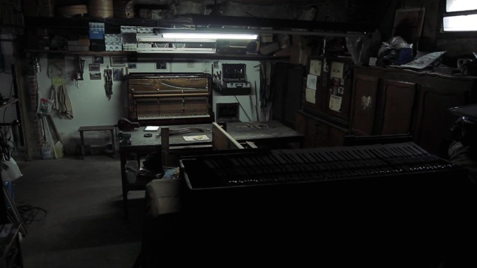 日光灯照亮了阿根廷的一个旧钢琴作坊。