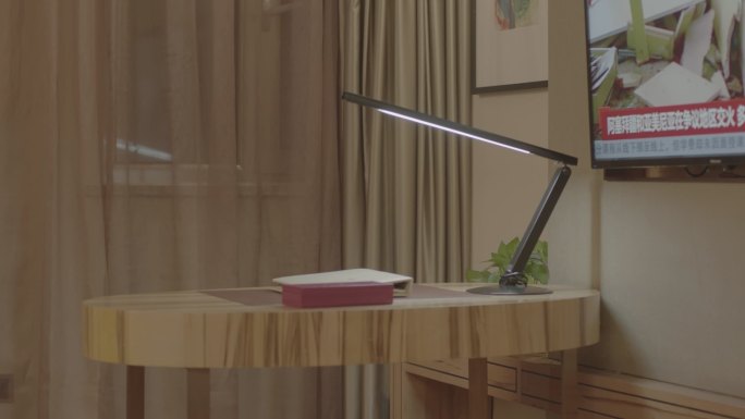 高端酒店房间环境 木制桌子 台灯