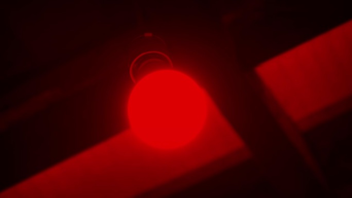 摄影暗室红灯开或关
