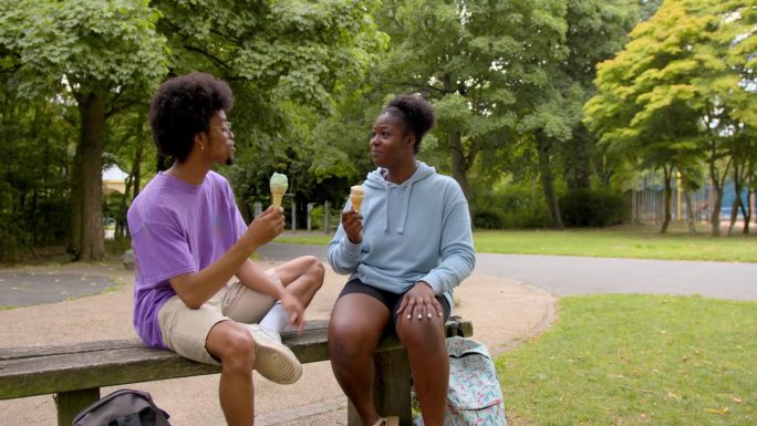 公园里的冰淇淋外国人实拍素材非洲女人吃东