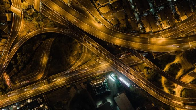 城市高速公路交叉口，夜间交通高速公路俯视图，航拍延时视频
